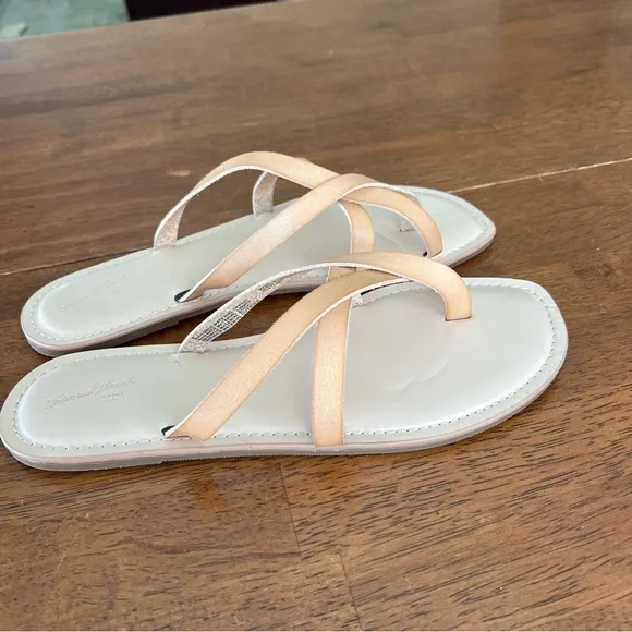 Universal Thread Sandals - Picture 2 of 4